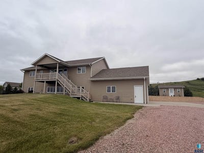 /international/us/106-elm-st-oacoma-sd-110108123670/