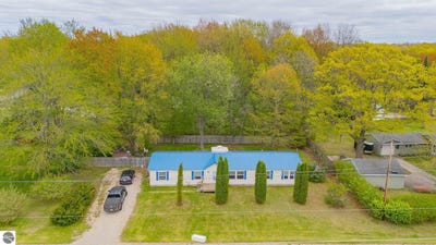 /international/us/299-cloverleaf-lane-houghton-lake-mi-110099674868/
