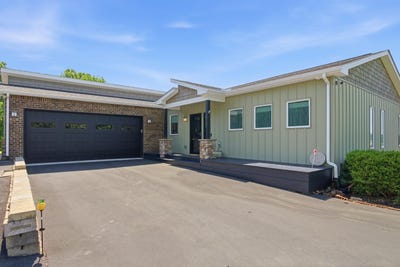 /international/us/610-wisteria-drive-radford-va-110108294490/