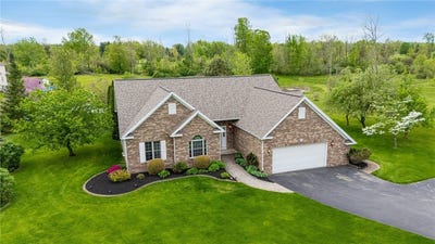 /international/us/15-stag-creek-trail-clarkson-ny-110099648833/