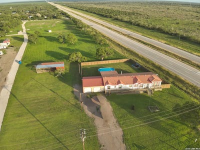/international/us/126-county-road-613-skidmore-tx-110109184627/