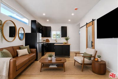 /international/us/13424-debby-st-van-nuys-ca-110108257539/
