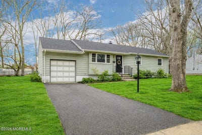 /international/us/19-princeton-drive-howell-nj-110107284767/