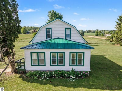 /international/us/10981-madison-road-elwell-mi-110108743886/