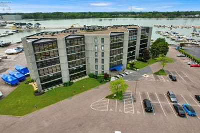 /international/us/711-w-lakeshore-drive-port-clinton-oh-110109001059/