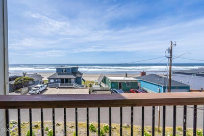 /international/us/1415-nw-31st-place-lincoln-city-or-110099332106/
