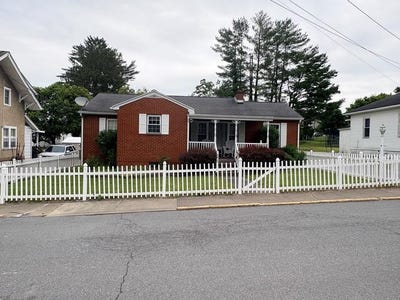 /international/us/212-summerlee-ave-oak-hill-wv-110108468013/