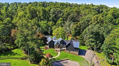 /international/us/19233-blue-ridge-mountain-road-bluemont-va-110110223984/