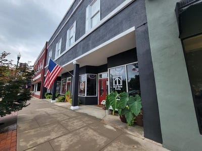 /international/us/103-court-square-abbeville-sc-110102900439/