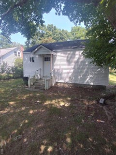/international/us/121-woodland-drive-mastic-beach-ny-110101639054/