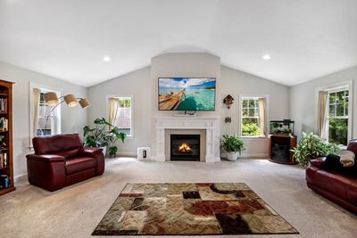 /international/us/585-chestnut-street-ashland-ma-110098447029/