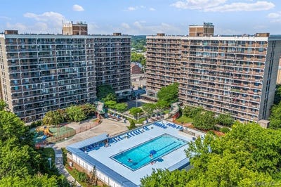 /international/us/152-18-union-turnpike-flushing-ny-110106453817/