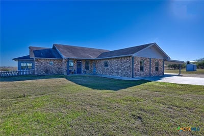 /international/us/1733-county-road-376-shiner-tx-110110061581/