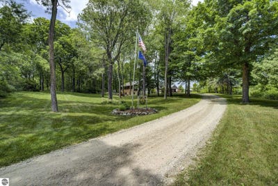 /international/us/2625-walton-road-kingsley-mi-110105392384/