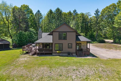 /international/us/13324-hickory-road-fruitport-mi-110108533210/