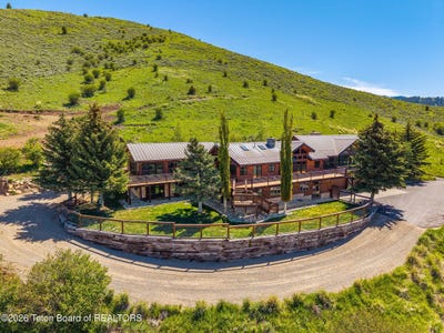 /international/us/2490-e-la-bonte-road-jackson-wy-110108491100/