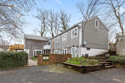 /international/us/23-harry-kemp-way-provincetown-ma-110107719561/