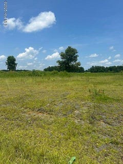 /international/us/near-93-williams-road-clarendon-nc-110100772640/