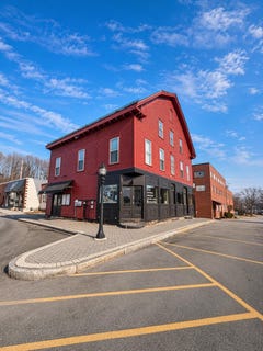 /international/us/46-center-street-brewer-me-110107401261/
