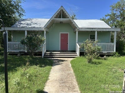 /international/us/501-e-daniel-st-uvalde-tx-110108380609/