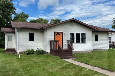 /international/us/213-larson-ave-n-fosston-mn-110101119575/
