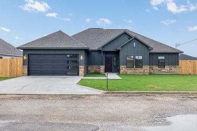 /international/us/330-cactus-street-giddings-tx-110107637863/