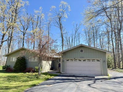 /international/us/569-woodside-lane-gaylord-mi-110108538510/