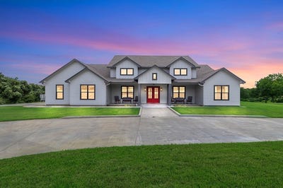 /international/us/779-county-road-532a-hallettsville-tx-110102582959/