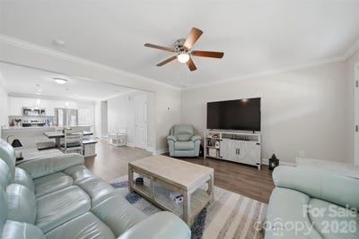 /international/us/3953-newhall-drive-nw-hickory-nc-110107281195/