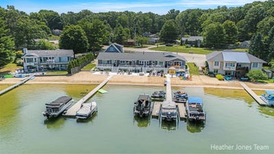 /international/us/8629-belding-road-ne-rockford-mi-110101118670/