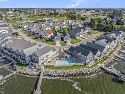 /international/us/686-terrace-point-drive-muskegon-mi-110100448600/