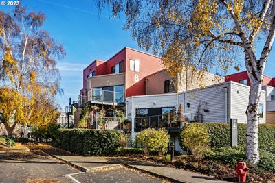 /international/us/620-nw-naito-pkwy-portland-or-110088453587/