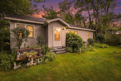/international/us/427-s-mayhew-street-new-buffalo-mi-110109975278/