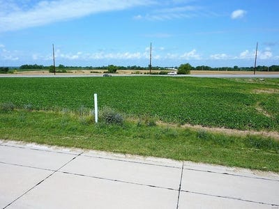 /international/us/0-station-crossing-lot-8-waterloo-il-110032858384/