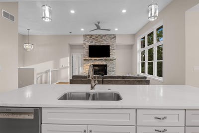 /international/us/5611-n-vista-janesville-wi-110109658179/