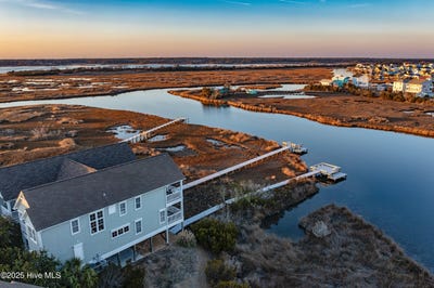 /international/us/208-n-boca-bay-lane-surf-city-nc-110103290850/