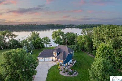/international/us/16-lake-shore-drive-sherburn-mn-110108719465/