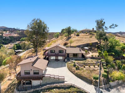 /international/us/12886-castle-court-drive-lakeside-ca-110120148773/