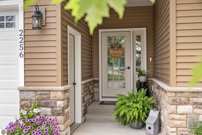 /international/us/2256-chelsea-lane-traverse-city-mi-110109437539/