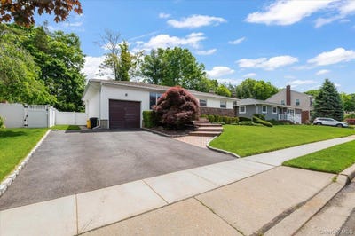 /international/us/21-beaumont-drive-plainview-ny-110108378191/