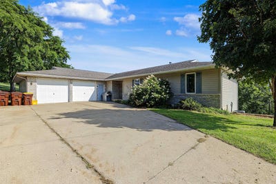 /international/us/400-w-hilltop-terrace-stockton-il-110109982949/