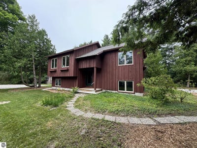 /international/us/408-s-fourth-street-leland-mi-110100764795/