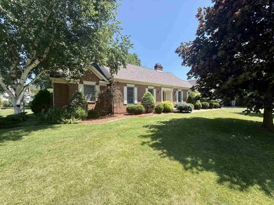 /international/us/10-wellington-drive-massena-ny-110119405360/