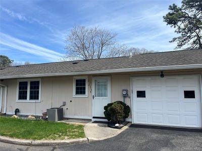 /international/us/373-woodbridge-drive-ridge-ny-110104543240/