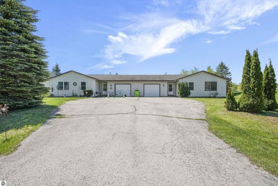 /international/us/3434-3436-mahoney-drive-traverse-city-mi-110108547340/