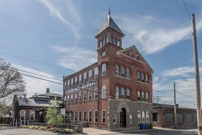 /international/us/22-cottage-street-middletown-ny-110107777224/