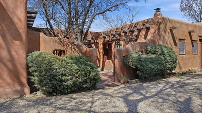 /international/us/110-padre-martinez-lane-taos-nm-110107007563/