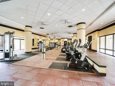 /international/us/4500-s-four-mile-run-drive-arlington-va-110101199114/