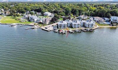 /international/us/400-lakeview-court-spring-lake-mi-110119328512/