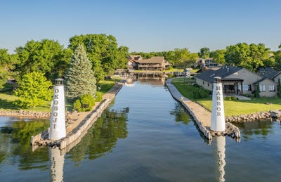 /international/us/15801-furman-road-spirit-lake-ia-110092679792/